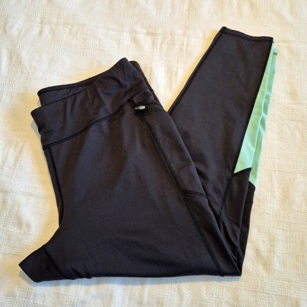 Livi Active womens 22/24 black and teal leggings, inside is warm fuzzy VGUC